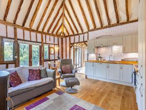a living room with a couch and a kitchen at 1 Bed in Dunmow oc-51222 in Thaxted +8 photos
