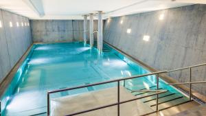an overhead view of an indoor swimming pool at Hapimag Resort Dünenblick in Westerland
