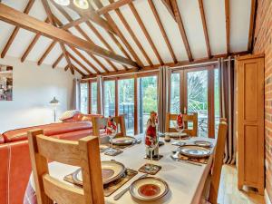 a dining room with a table and a couch at 2 Bed in Lincoln oc-91059 in Ashby de la Launde