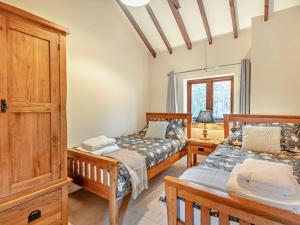 a bedroom with two beds and a window at 2 Bed in Lincoln oc-91059 in Ashby de la Launde