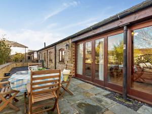 a patio with a table and chairs and a building at 2 Bed in Lincoln oc-91059 in Ashby de la Launde