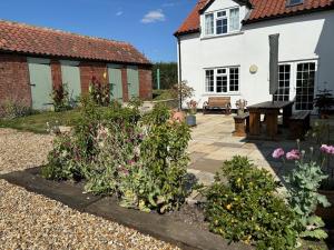 a garden in front of a house with flowers at 3 Bed in Market Rasen oc-93253 in Ranby