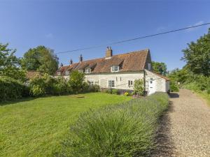 a large white house with a grassy yard at 2 Bed in Field Dalling oc-kt007 in Saxlingham