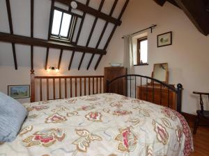 a bedroom with a bed with a blanket on it at 2 Bed in Kings Lynn oc-77765 in Tattersett