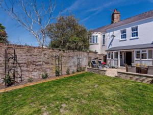 a brick retaining wall in front of a house at 3 Bed in Bognor Regis oc-83115 in Bognor Regis