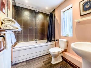 a bathroom with a toilet and a tub and a sink at 2 Bed in Bedford oc-79558 in Wyboston