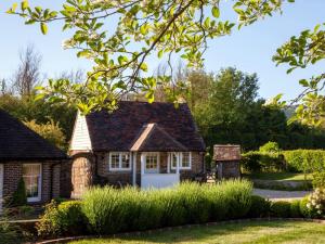 a house with a garage in a garden at 1 Bed in Lewes oc-79182 in Beddingham