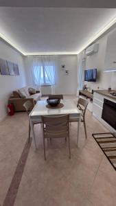 a kitchen and living room with a table and chairs at Casa Memi in Chioggia