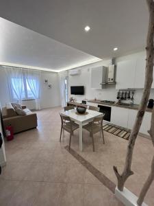 a large living room with a table and a kitchen at Casa Memi in Chioggia