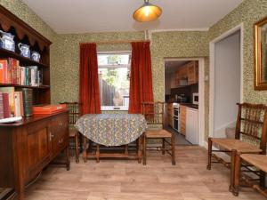 a dining room with a table and a kitchen at 2 Bed in Boston oc-90123 in Boston