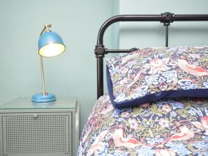 a bed with a pillow and a lamp on a night stand at 2 Bed in Boston oc-90123 in Boston