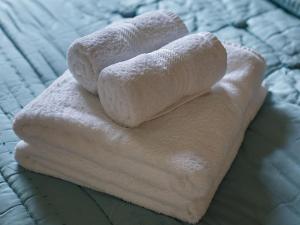 a pile of white towels sitting on a bed at 2 Bed in Holt oc-ncc39 in Cley next the Sea