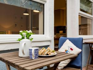 a table with a plate of sandwiches and a cup of coffee at 3 Bed in Eastbourne oc-ehc38 in Eastbourne +8 photos