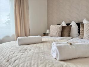 a bedroom with two beds with white sheets and pillows at FeWo Pelkmann - Die Grüne Oase - Ganzes Haus in Weikersheim