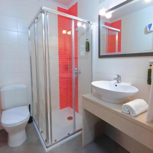 ein Badezimmer mit Dusche, Waschbecken und Toilette in der Unterkunft Hotel Nobu Peniche in Peniche