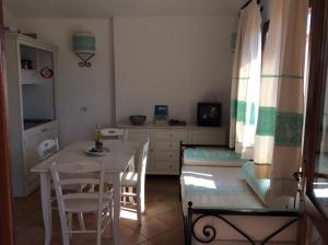 Кухня или кухненски бокс в Sardinia Beach Apartments