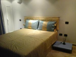 a bedroom with a bed in a room at Casa Olimpia - Mareri apartments in Poggi +6 photos