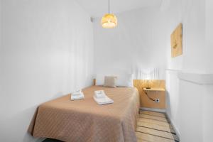 a bedroom with a bed in a white room at Houten Apartment Apulia in Apúlia