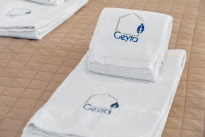 a pile of towels sitting on a table at Houten Apartment Apulia in Apúlia +15 photos