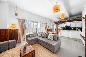 a living room with a couch and a kitchen at Houten Apartment Apulia in Apúlia