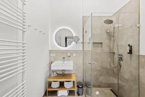 a bathroom with a sink and a shower at SKYRISE Apartments mit Küche, WLAN & Parkplatz - ruhige Lage in Bad Wörishofen