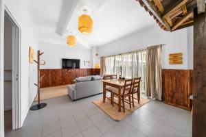a living room with a table and a couch at Houten Apartment Apulia in Apúlia