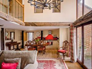 a living room with a couch and a table at 2 Bed in Thetford oc-57885 in Saham Toney
