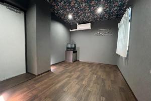 ein leerer Raum mit einer mit Blumen geschmückten Decke in der Unterkunft Hotel Sunplaza in Osaka + 21 Fotos