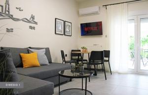 ein Wohnzimmer mit Sofa und Tisch in der Unterkunft Dimegio in Alexandroupoli