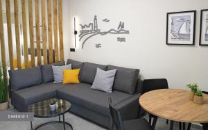 ein Wohnzimmer mit Sofa und Tisch in der Unterkunft Dimegio in Alexandroupoli