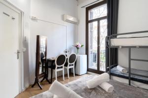 a bedroom with a bunk bed and a table and chairs at Hostal Sant Antoni in Barcelona