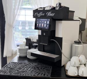 eine Kaffeebar mit Tassen und Tellern auf einem Tisch in der Unterkunft Prestige Hotel in Iaşi + 20 Fotos
