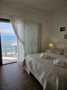 a bedroom with a bed and a view of the ocean at Rooms Falcon in Brist +79 photos