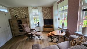 a living room with a couch and a table at B & B de Vlegge in Sibculo