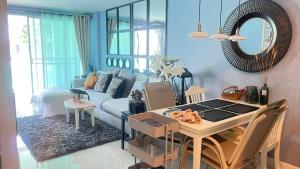 a living room with a couch and a table at 1 Bedroom Beachside Condo in Cha-am in Ban Bang Sai Yoi (1)