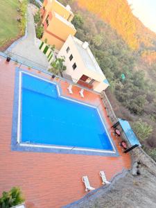 an overhead view of a swimming pool on a house at Hotel Anan Palace in Ābu Road