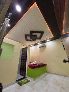 a room with a shower in the ceiling at HOTEL o GUMTHI STAY INN in Patansaongi