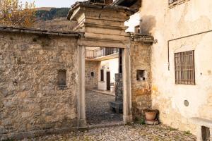 an alley in an old stone building at Corte d'Arnosto - Casa Virginia in Fuipiano Valle Imagna