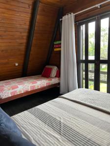 twee bedden in een kamer met een raam bij Chalé Sossegado in Treviso +26 foto's