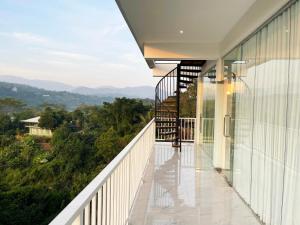 a balcony with a view of the mountains at The Cliff Kandy in Gonawatta