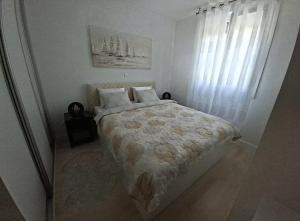 una camera da letto con un letto e una finestra di Apartment Verdi Split with free parking in the garage a Spalato (Split)
