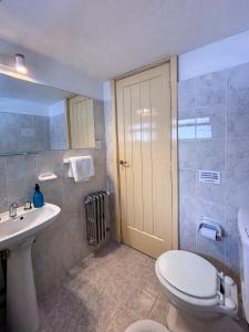 a bathroom with a toilet and a sink and a shower at Hostería Carelhue in San Carlos de Bariloche +96 photos