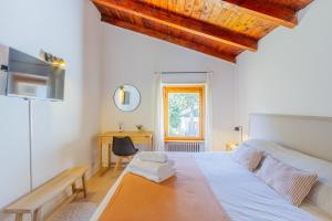 a bedroom with a bed and a desk with a chair at Hostería Carelhue in San Carlos de Bariloche