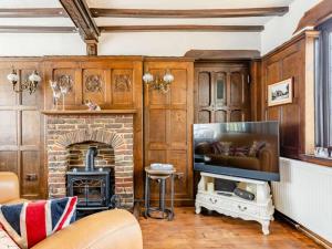 a living room with a fireplace and a television at 2 Bed in Westerham oc-88626 in Westerham