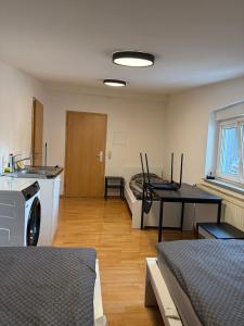a room with a kitchen and a living room at Monteurwohnung Viernheim in Viernheim