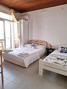 a bedroom with two beds and a window at Apartments Kaludjerovic in Herceg-Novi