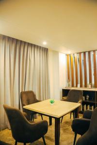 a meeting room with a table and chairs at HOGS Panorama - Manali in Manāli