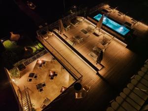 an overhead view of a living room with tables and chairs at Hotel Bel Sit in Meina