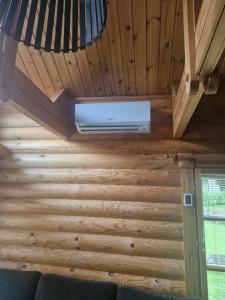 ein Raum mit einer Decke mit Holzvertäfelung in der Unterkunft Himoskoti in Jämsä