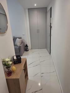 a living room with a large marble tile floor at Delizioso bilocale Paolo in Alassio +1 photo